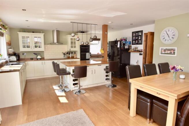 KITCHEN/DINING ROOM