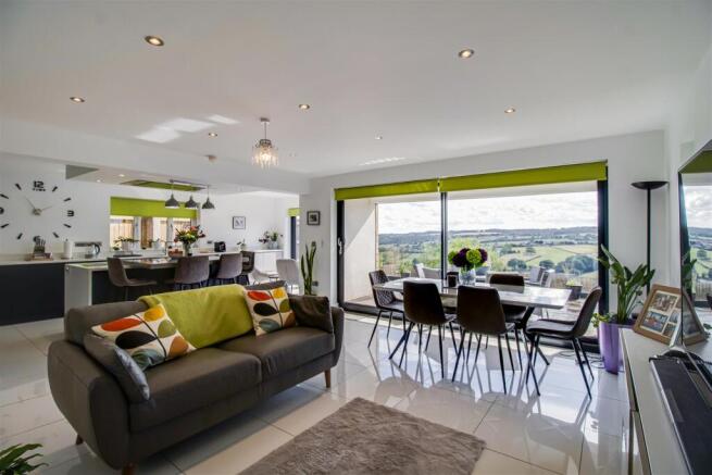 5 bed Detached for sale Image 6