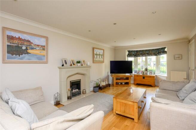 5 bed Link Detached House for sale Image 6