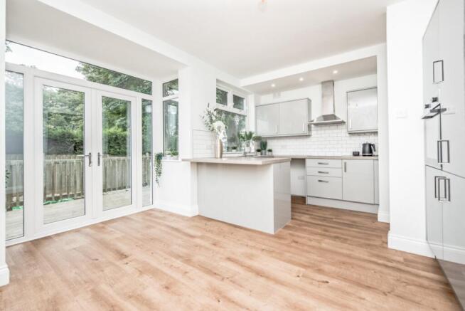 Moorville Drive, Birkenshaw, Bradford, West Yorkshire, BD11 photo 4