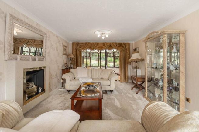 5 bed Detached for sale Image 6