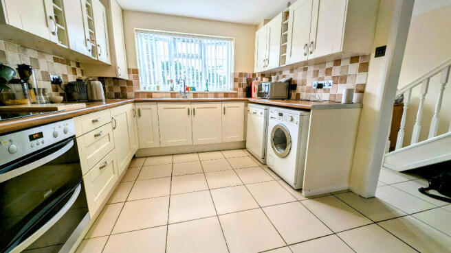 The Links, Whitehill, Hampshire, GU35 photo 4