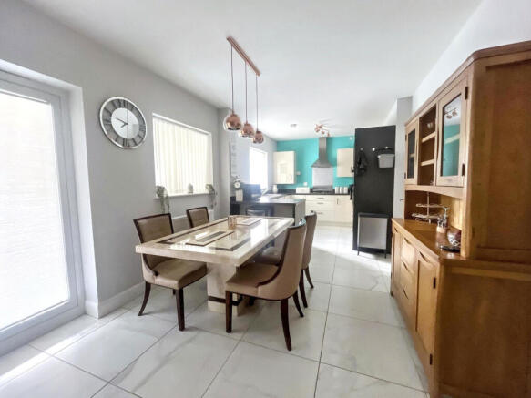 4 bed Detached for sale Image 7