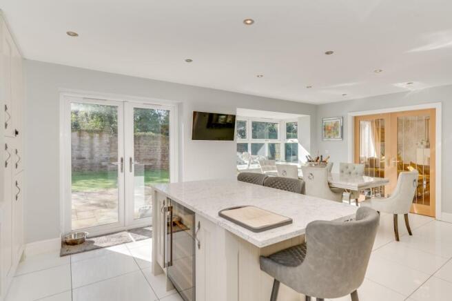 5 bed Detached for sale Image 7