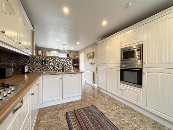 4 bed Detached for sale Image 4