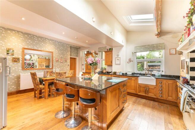 5 bed Detached for sale Image 12