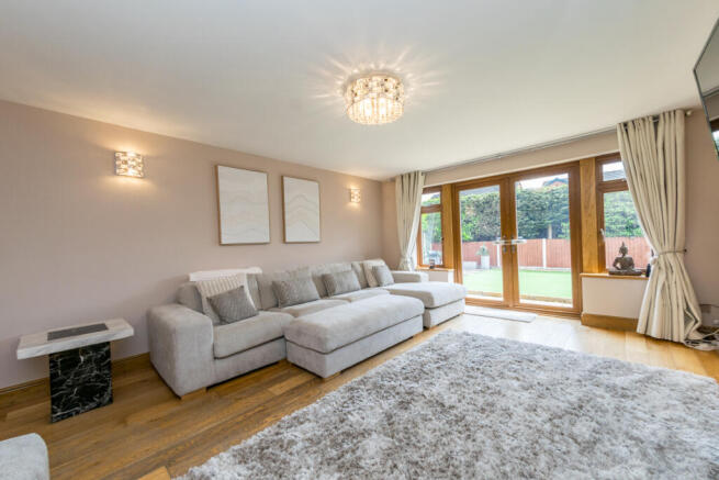 5 bed Detached for sale Image 8