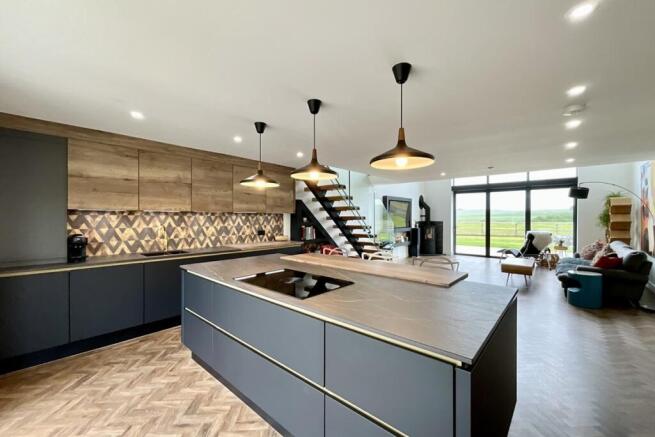 4 bed Bungalow for sale Image 3