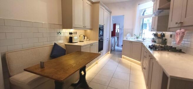 5 bed Semi-Detached for sale Image 8