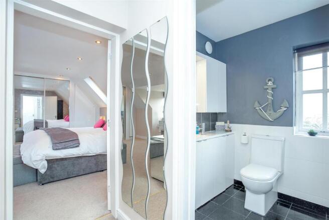 Master Bedroom En-Suite 2.jpg