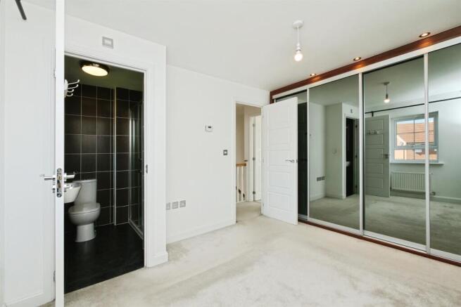 4 bed Detached for sale Image 8