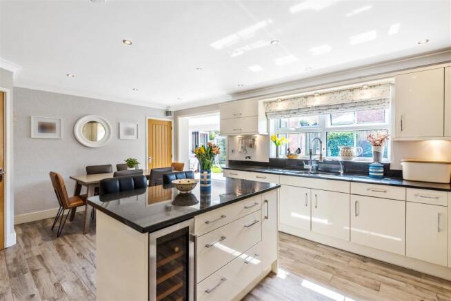 KITCHEN / BREAKFAST ROOM