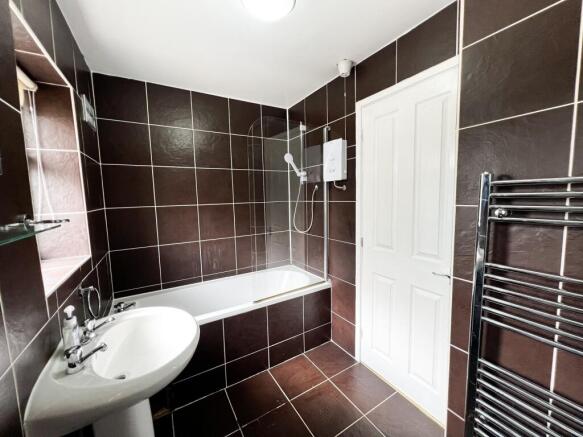 2 bed Terraced to rent Image 6