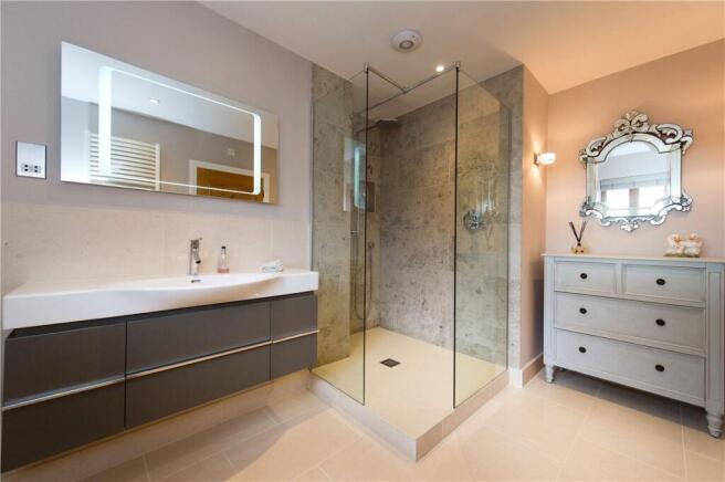 5 bed Detached for sale Image 12