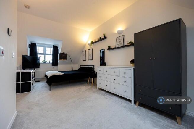Room 1 w/ En Suite = £875pcm