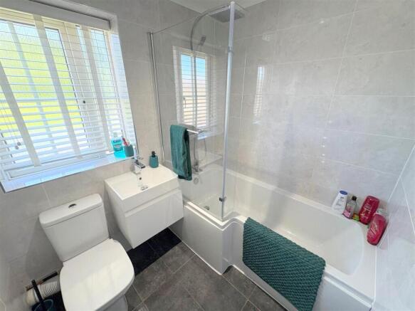 Bathroom a.jpg