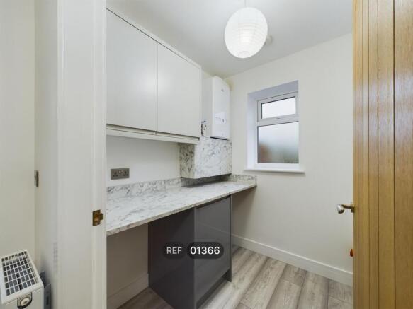 4 bed Detached to rent Image 4