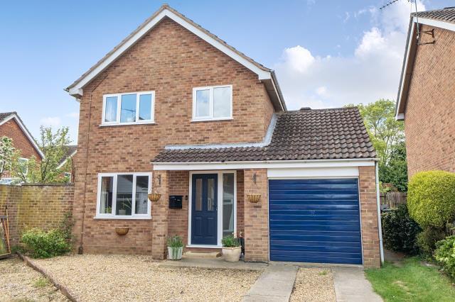 3-bed detached on Fairford Way, Bicester, £400,000