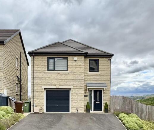 4 bed Detached for sale in huddersfield