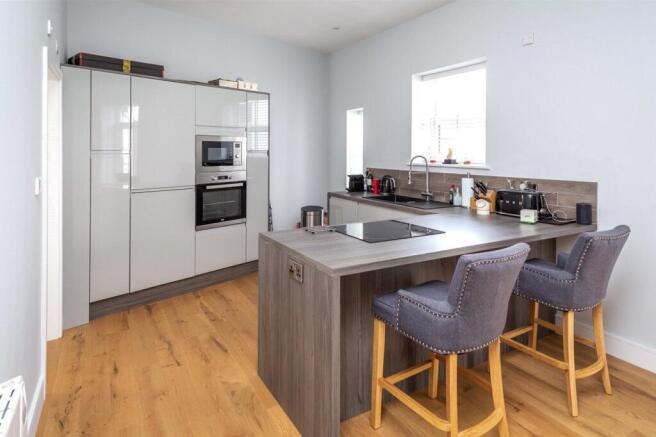2 bed Flat for sale Image 7