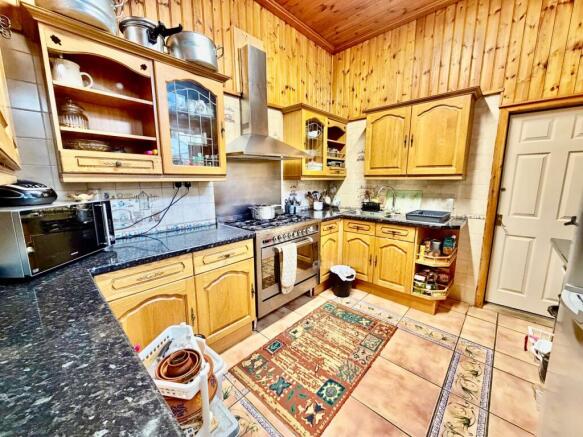 5 bed Semi-Detached for sale Image 6