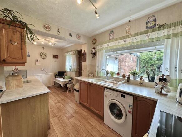 5 bed Semi-Detached for sale Image 4