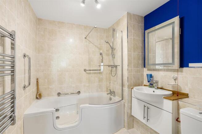 2 bed Apartment for sale Image 6