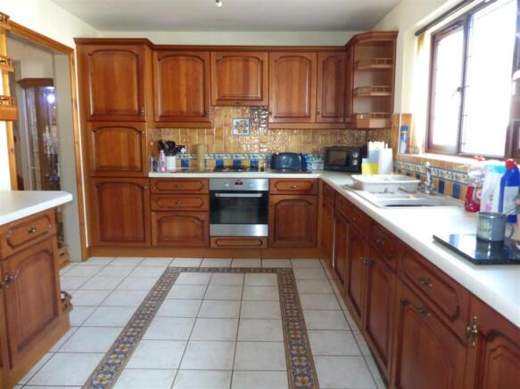 KITCHEN.JPG