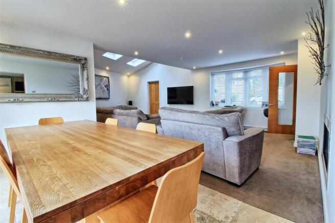 LOUNGE/DINING ROOM
