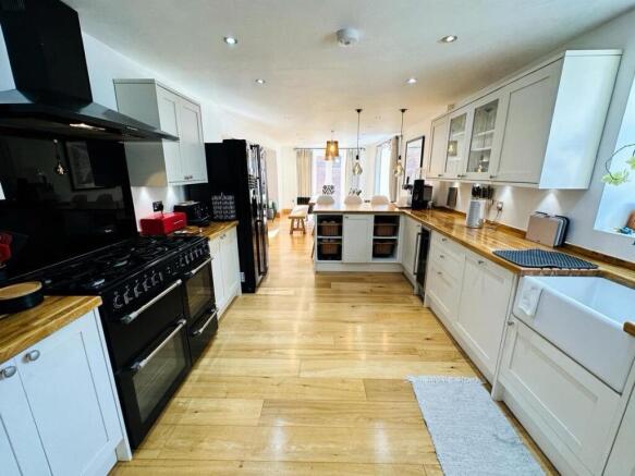 4 bed Detached for sale Image 5