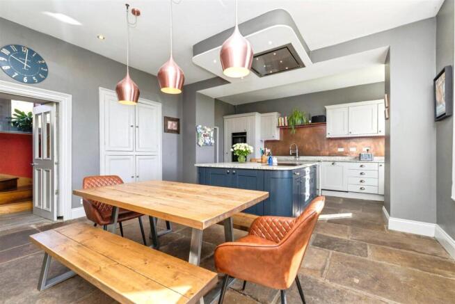 5 bed House for sale Image 4