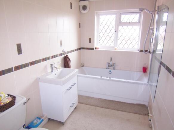 FAMILY BATHROOM