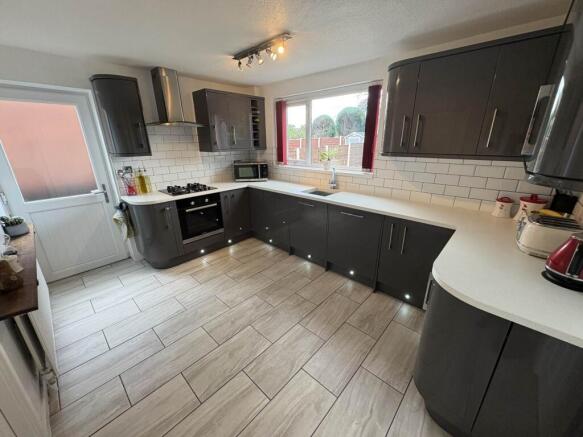 4 bed Detached for sale Image 9