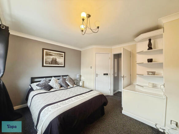 6 bed Detached for sale Image 8