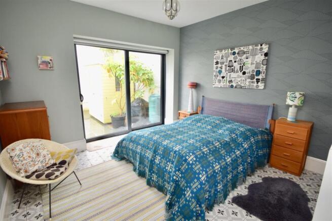 GROUND FLOOR BEDROOM (5)