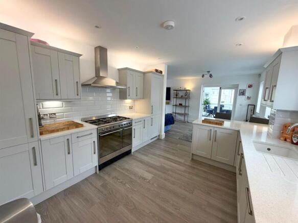 4 bed Detached for sale Image 6