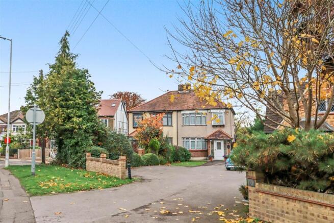 52 RUNWELL ROAD FRONTAGE.jpg