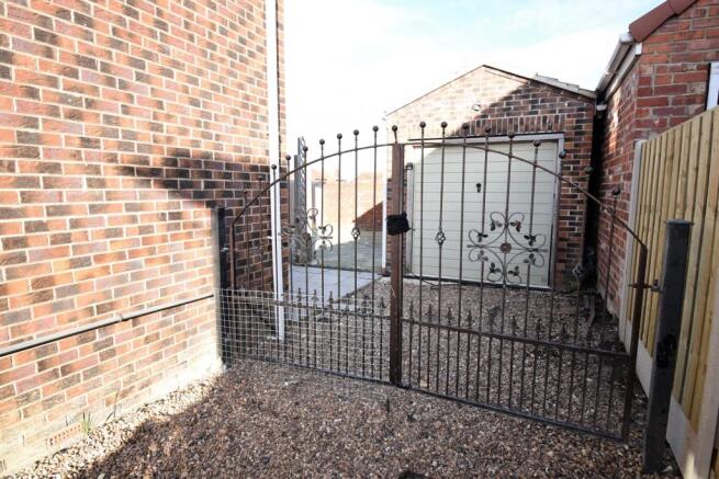 Common Road AVenue, South Kirkby (20)Garage Drivew