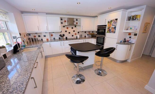 Fully fitted kitchen 