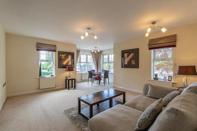 Lounge & Dining Area