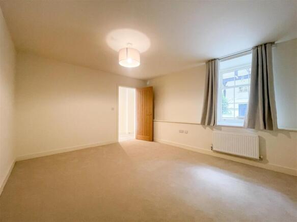 5 bed Apartment to rent Image 7