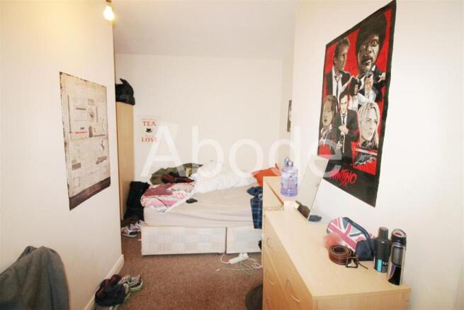 4 bed House to rent Image 5