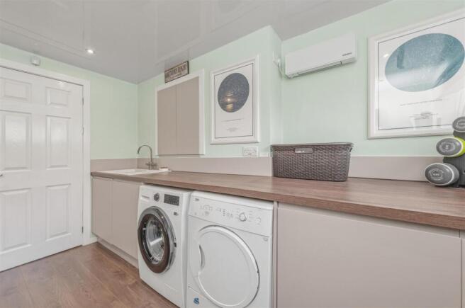4 bed Detached for sale Image 9