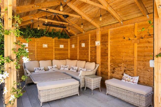 5 bed Detached for sale Image 7