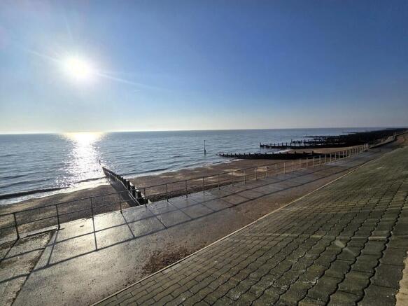 Front Row , Brackenbury (Adjacent Cliff Road) photo 4