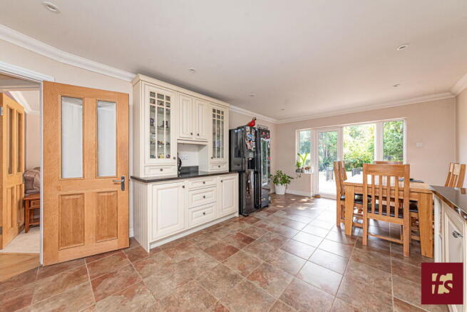Pinehill Road, Crowthorne, Berkshire, RG45 7JR photo 4