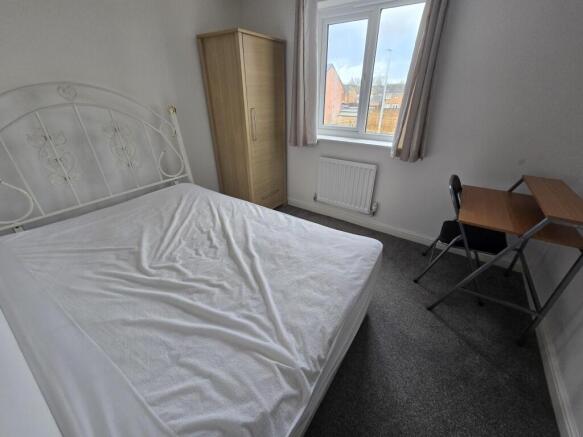 4 bed House to rent Image 6