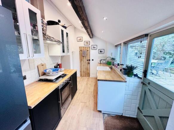 2 bed Terraced to rent Image 8