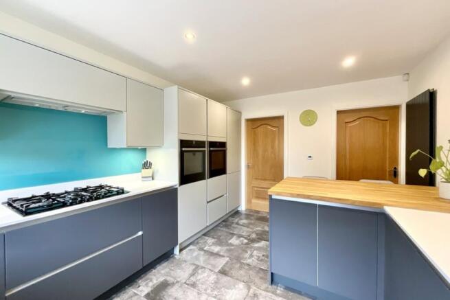 4 bed Detached for sale Image 10