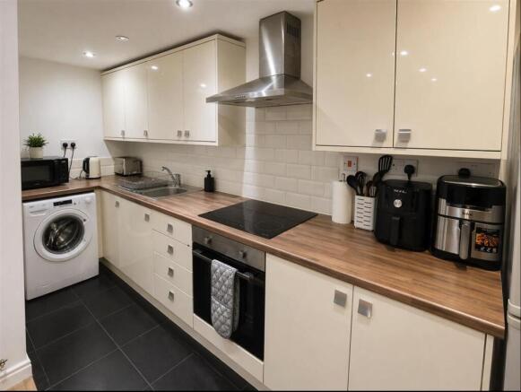 4 bed Block of Apartments to rent Image 5